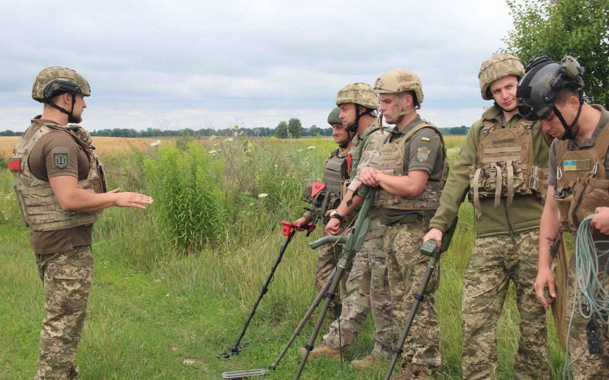 Усіх саперів, що розміновують територію України, забронювали - зображення