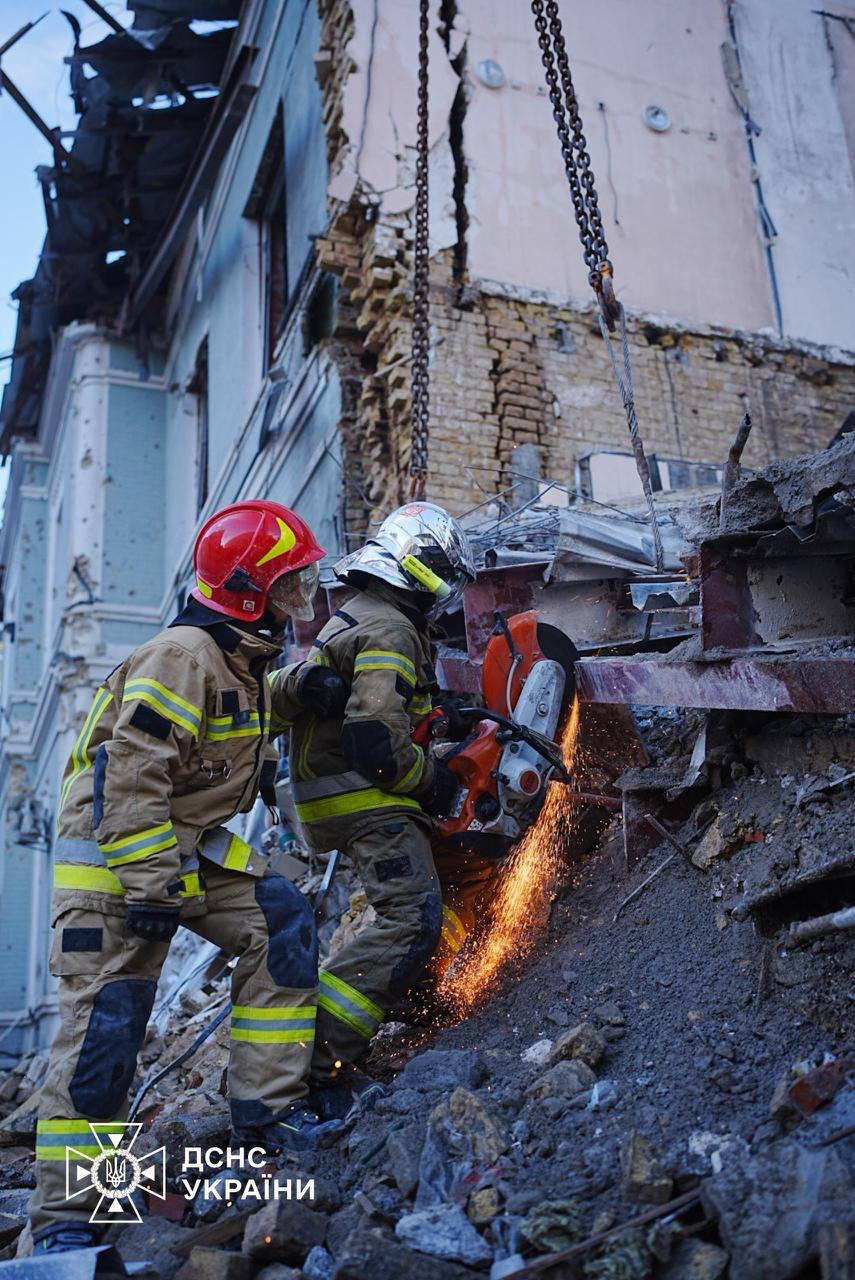 У Києві рятувальні роботи на території 