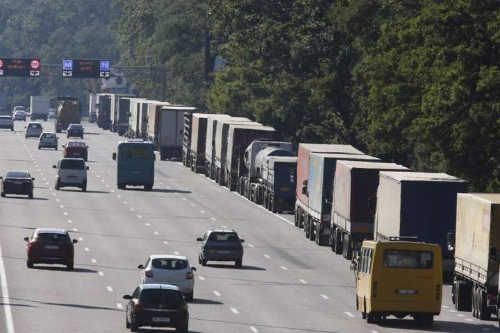 В Києві через спеку введено обмеження руху великогабаритного вантажного транспорту - зображення