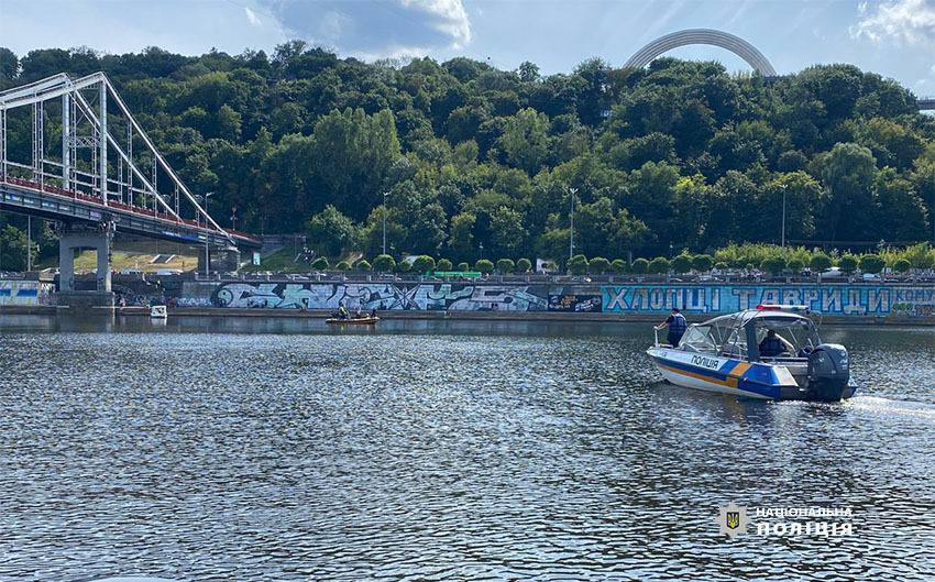 У Києві обірвався трос атракціону-спуску через Дніпро. Людина впала у воду - 2 - зображення