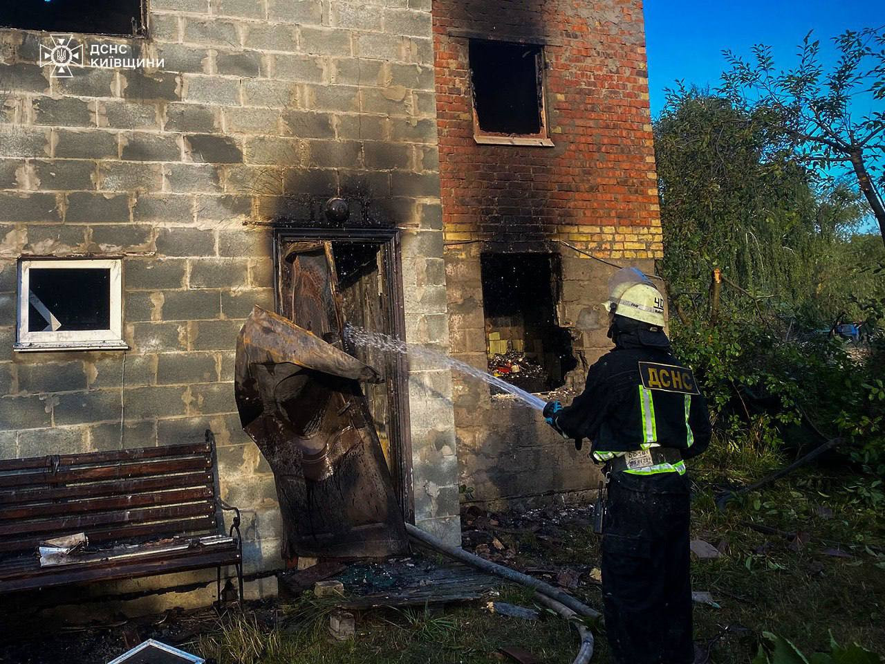 Атака на Київщину: уламки збитих дронів впали у трьох районах області, є руйнування - 1 - зображення