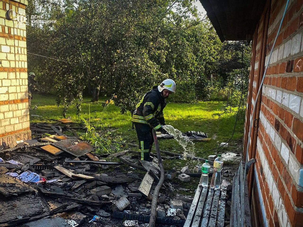 Атака на Київщину: уламки збитих дронів впали у трьох районах області, є руйнування - 3 - зображення