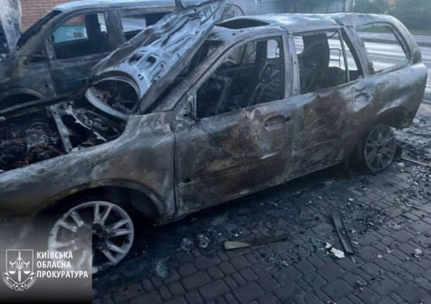 На Київщині затримали чоловіка і жінку, які спалили автівки військовослужбовців та волонтерів - зображення