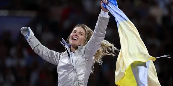 Харлан виставила на аукціон шаблю, з якою виборола на Олімпіаді командне золото - зображення