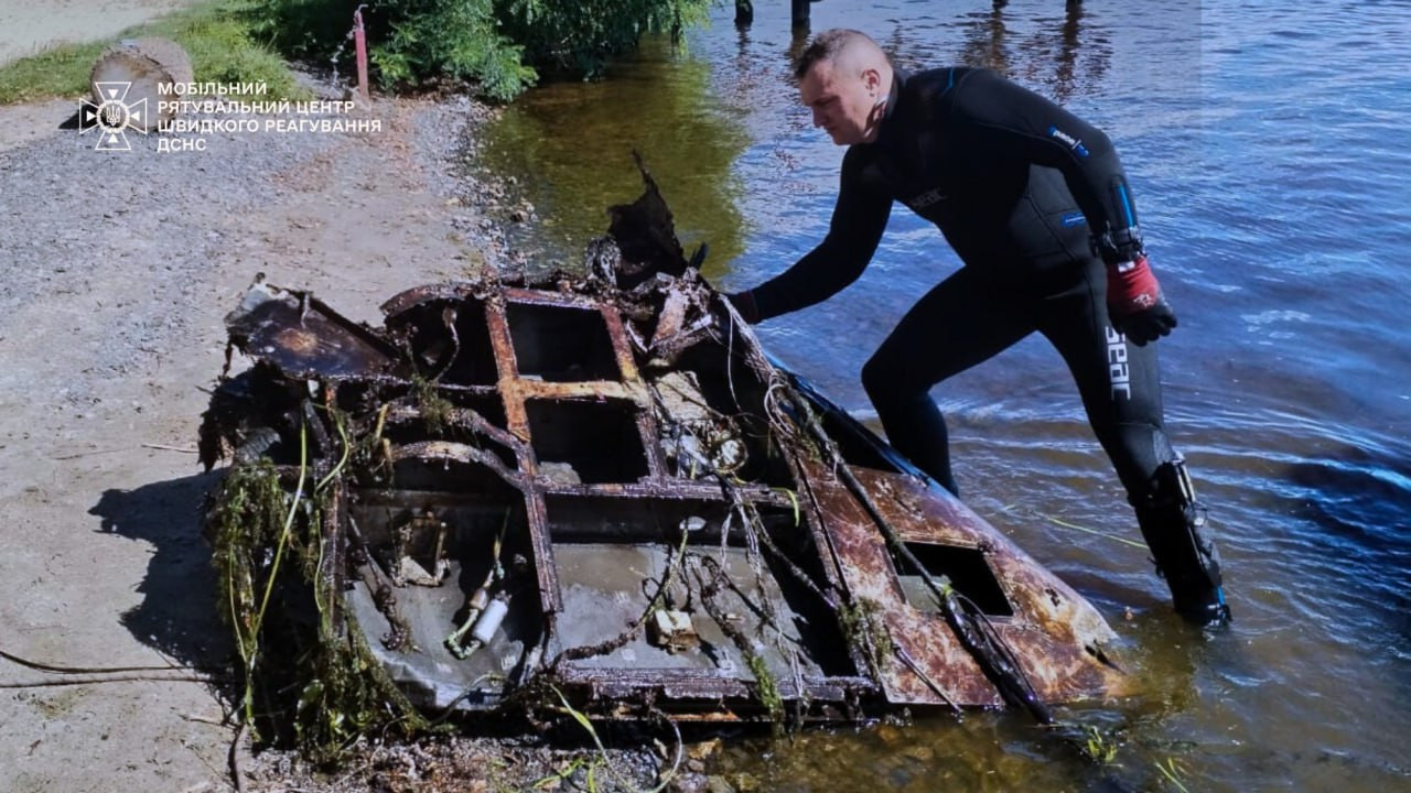 Поблизу Обухівського району водолази ДСНС витягли з Дніпра уламки шахеда - зображення