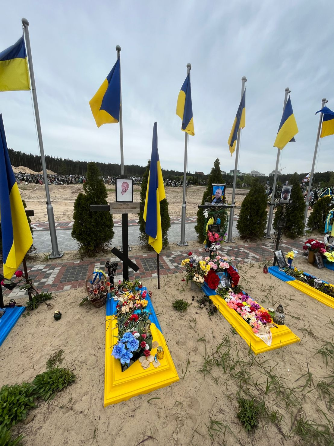 “Родини погодили два варіанти надгробків: у формі козацького хреста чи прямокутної плити”. Інтерв’ю зі Світланою Остапчук, дружиною загиблого захисника Віктора Тупала за позивним  “Родини погодили два варіанти надгробків: у формі козацького хреста чи прямокутної плити”. Інтерв’ю зі Світланою Остапчук, дружиною загиблого захисника Віктора Тупала за позивним