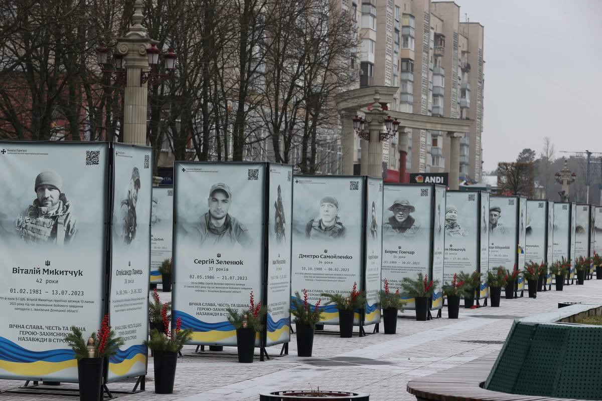 “Родини погодили два варіанти надгробків: у формі козацького хреста чи прямокутної плити”. Інтерв’ю зі Світланою Остапчук, дружиною загиблого захисника Віктора Тупала за позивним  “Родини погодили два варіанти надгробків: у формі козацького хреста чи прямокутної плити”. Інтерв’ю зі Світланою Остапчук, дружиною загиблого захисника Віктора Тупала за позивним