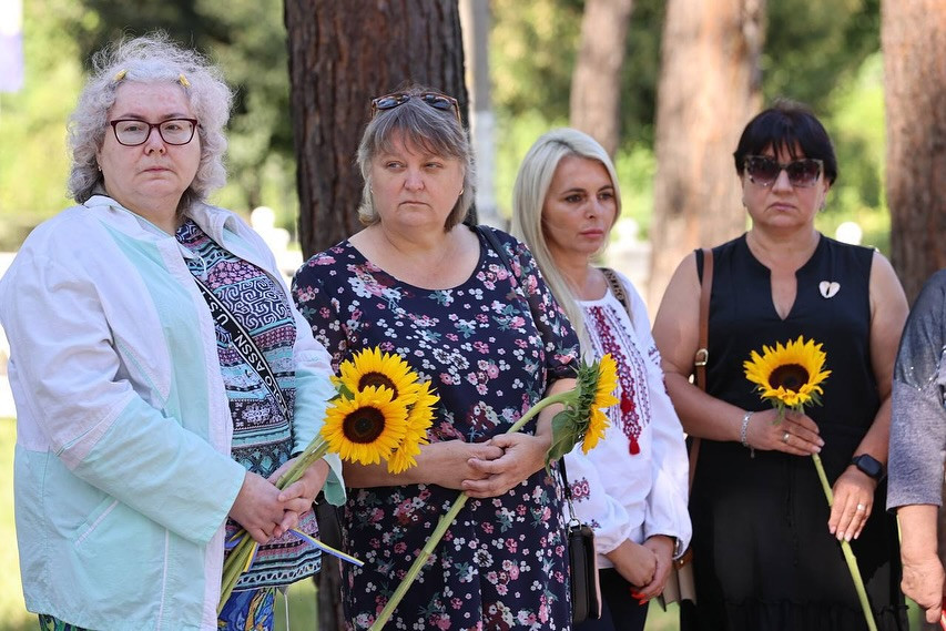 “Родини погодили два варіанти надгробків: у формі козацького хреста чи прямокутної плити”. Інтерв’ю зі Світланою Остапчук, дружиною загиблого захисника Віктора Тупала за позивним  “Родини погодили два варіанти надгробків: у формі козацького хреста чи прямокутної плити”. Інтерв’ю зі Світланою Остапчук, дружиною загиблого захисника Віктора Тупала за позивним