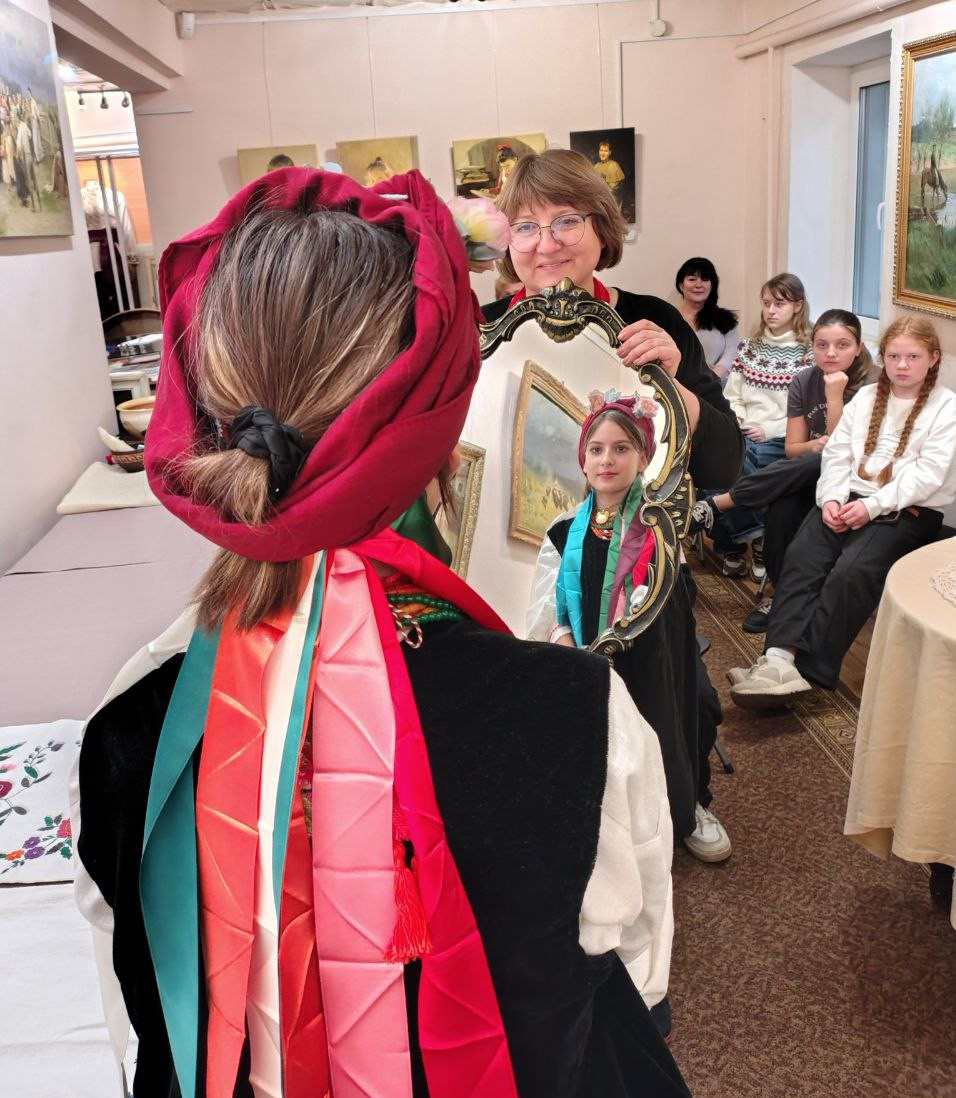 Учениці Малютянської гімназії завітали на вечорниці до Музею Миколи Пимоненка  (ФОТО) - 1 - зображення