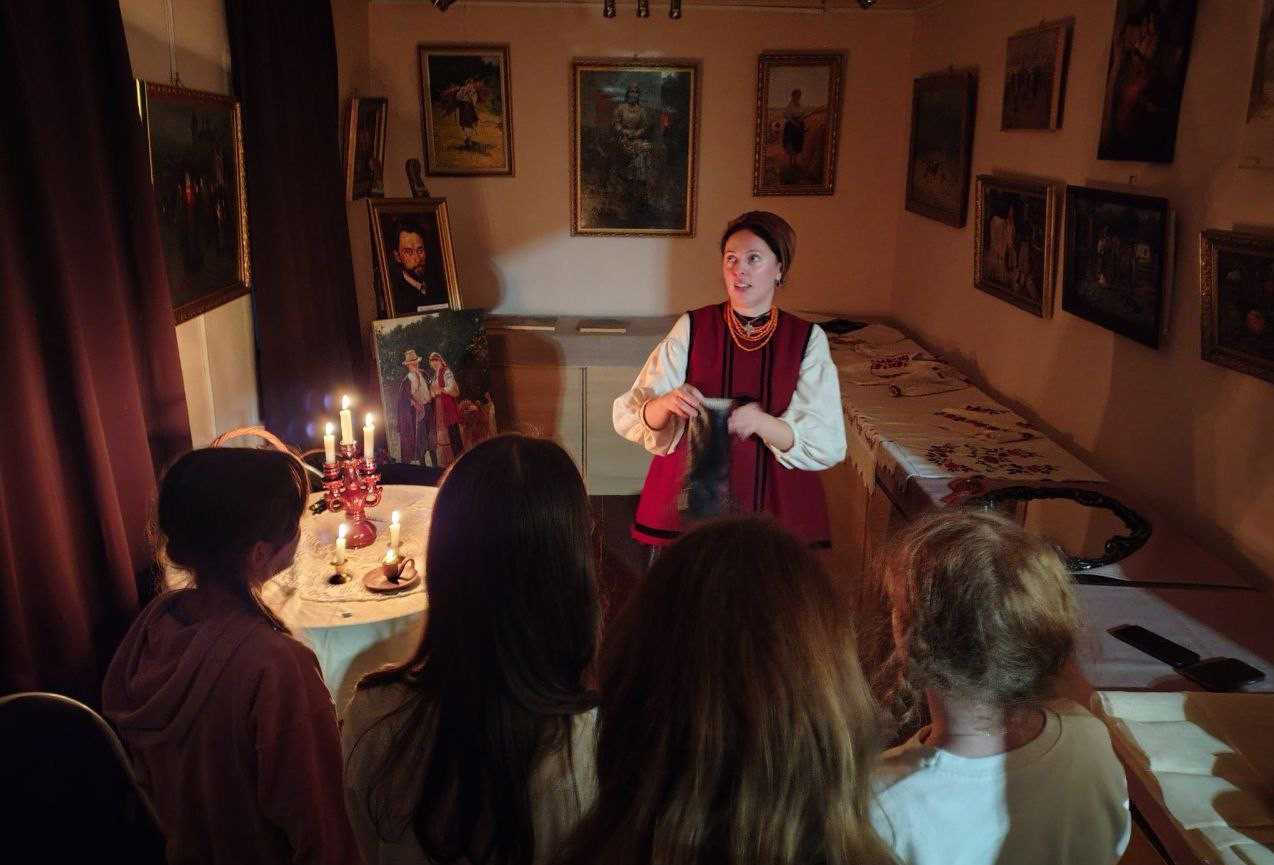 Учениці Малютянської гімназії завітали на вечорниці до Музею Миколи Пимоненка  (ФОТО) - 1 - зображення