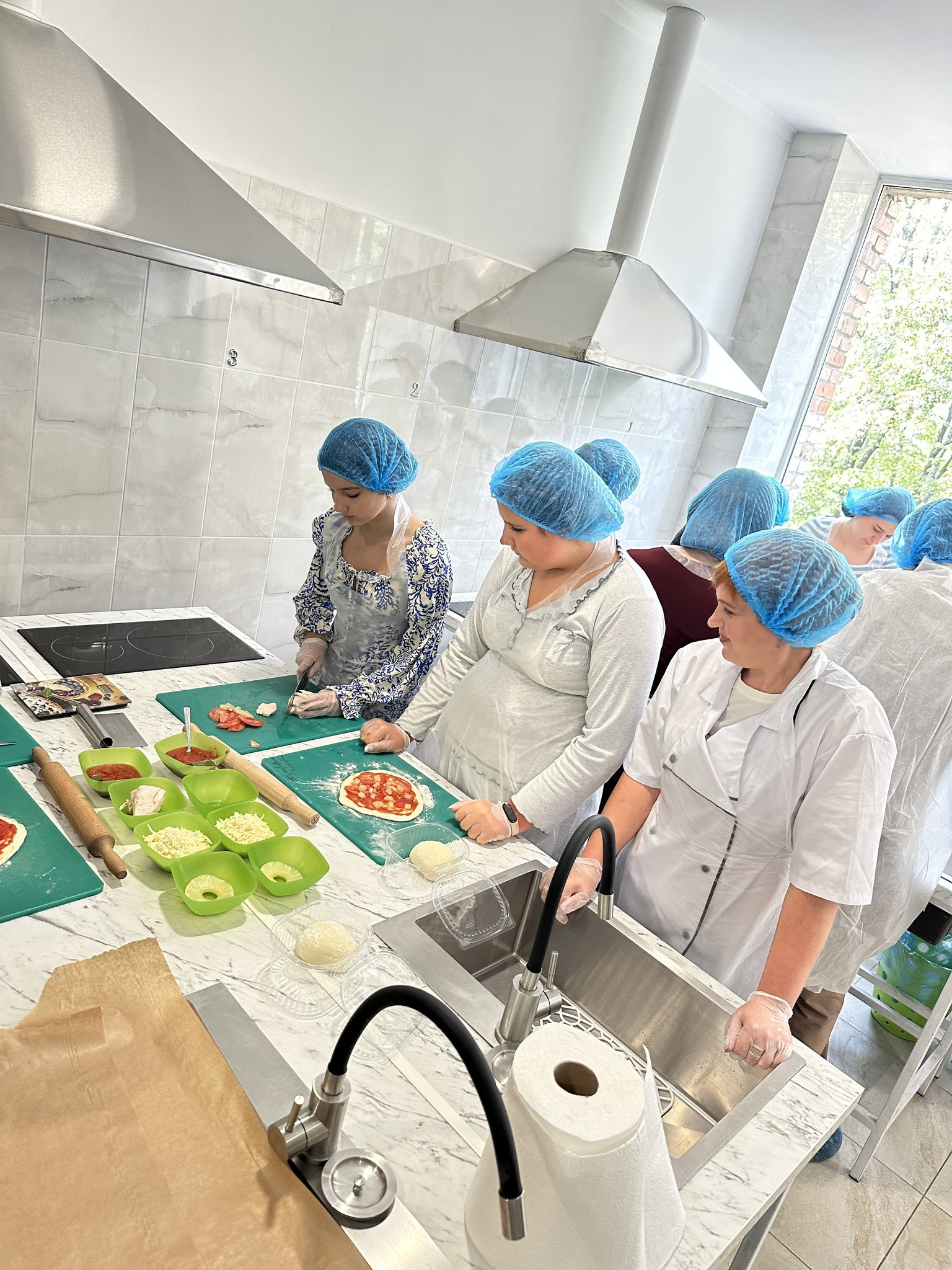 “Ми захотіли створити для дітей такі умови в школі, щоб вони могли досліджувати світ професій на практиці”, – Валентина Полторак, менеджерка швейцарсько-українського проєкту DECIDE - 2 - зображення