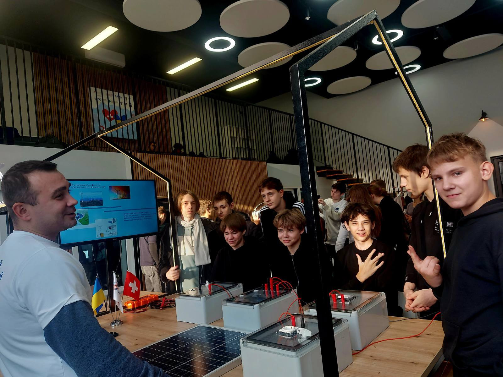 “Ми захотіли створити для дітей такі умови в школі, щоб вони могли досліджувати світ професій на практиці”, – Валентина Полторак, менеджерка швейцарсько-українського проєкту DECIDE - 1 - зображення