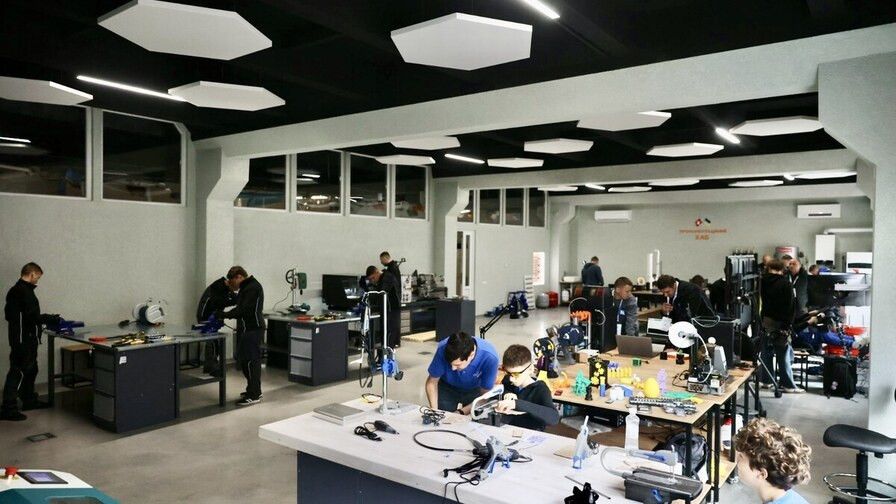 “Ми захотіли створити для дітей такі умови в школі, щоб вони могли досліджувати світ професій на практиці”, – Валентина Полторак, менеджерка швейцарсько-українського проєкту DECIDE - 1 - зображення