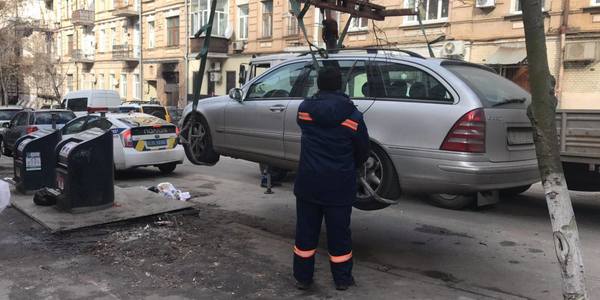 Що очікує на авто, які блокують вивіз сміття у Києві