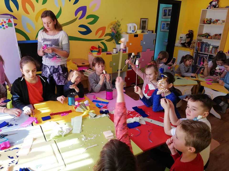 Поїдання млинців та веселощі: в смт Велика Димерка діти зустріли Масляну 