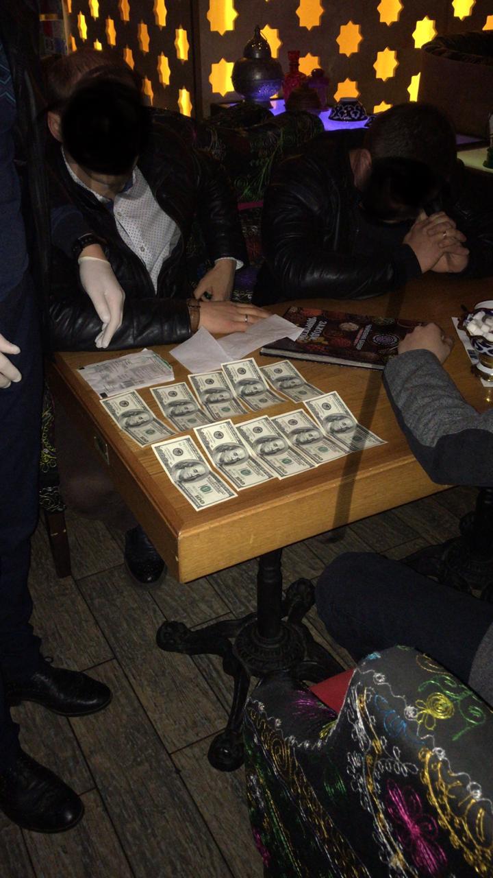 На Київщині затримано осіб за намагання дати хабар 5 тисяч доларів прокурору 