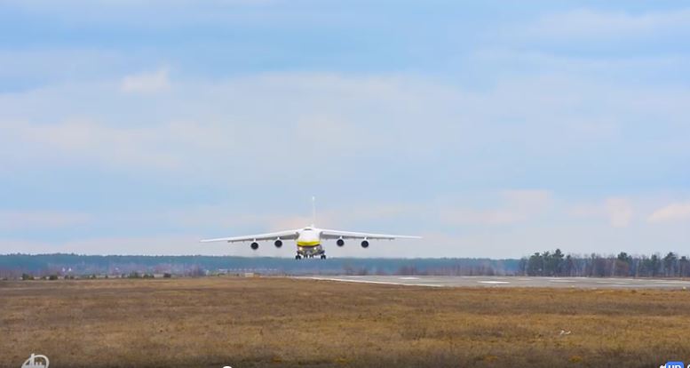 “Руслан” долає стихію: екіпаж літака Ан-124 майстерно приземлився при потужному боковому вітрі
