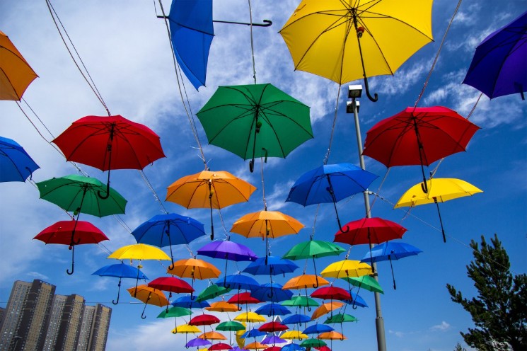 Сколько лет зонтику. Разноцветные зонтики. Зонты в куче. Большие и маленькие разноцветные зонтики. Зонтик разноцветный для детей.