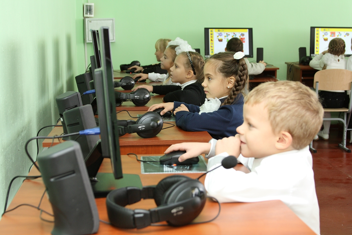 Компьютер дети школа. Урок информатики в школе. Дети в компьютерном классе в школе. Компьютерный класс в школе. Компьютер в школе.
