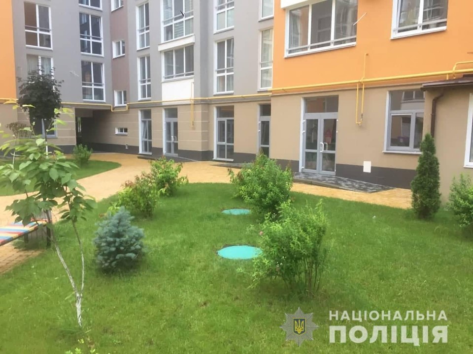 У Василькові 2-річна дитина провалилась в каналізаційний люк