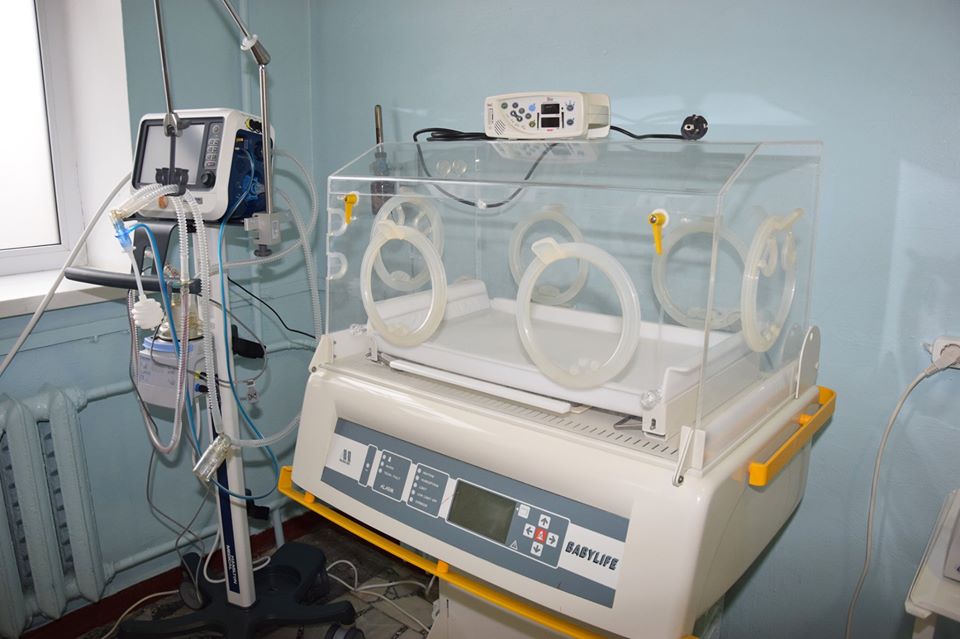Допомога, яка рятує життя: Васильківській лікарні подарували єдиний на Київщині кувез