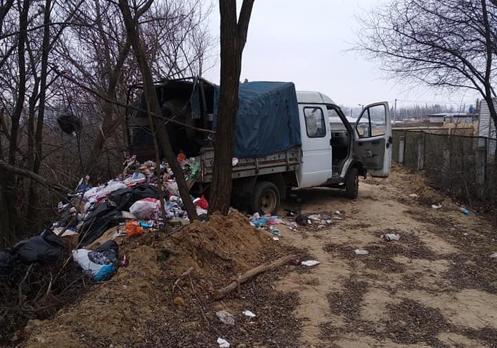 У Василькові «на гарячому» упіймали невідомих, які викидали купу сміття в яр