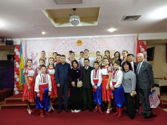 Юні васильківчани разом з мером привітали жителів В’єтнаму зі святами